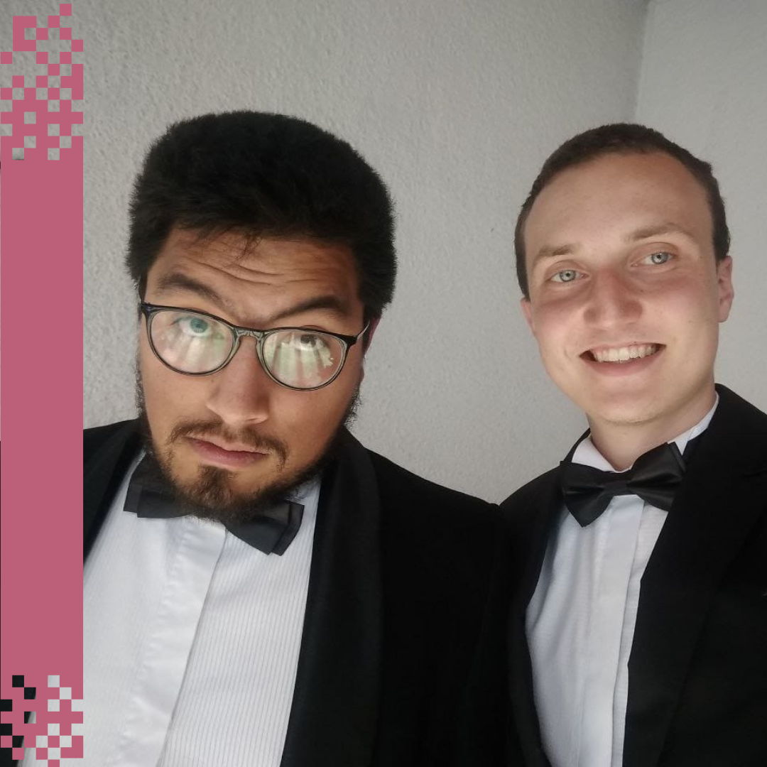 Linus und der Dirigent des Orchesters Riobamba in Konzertkleidung