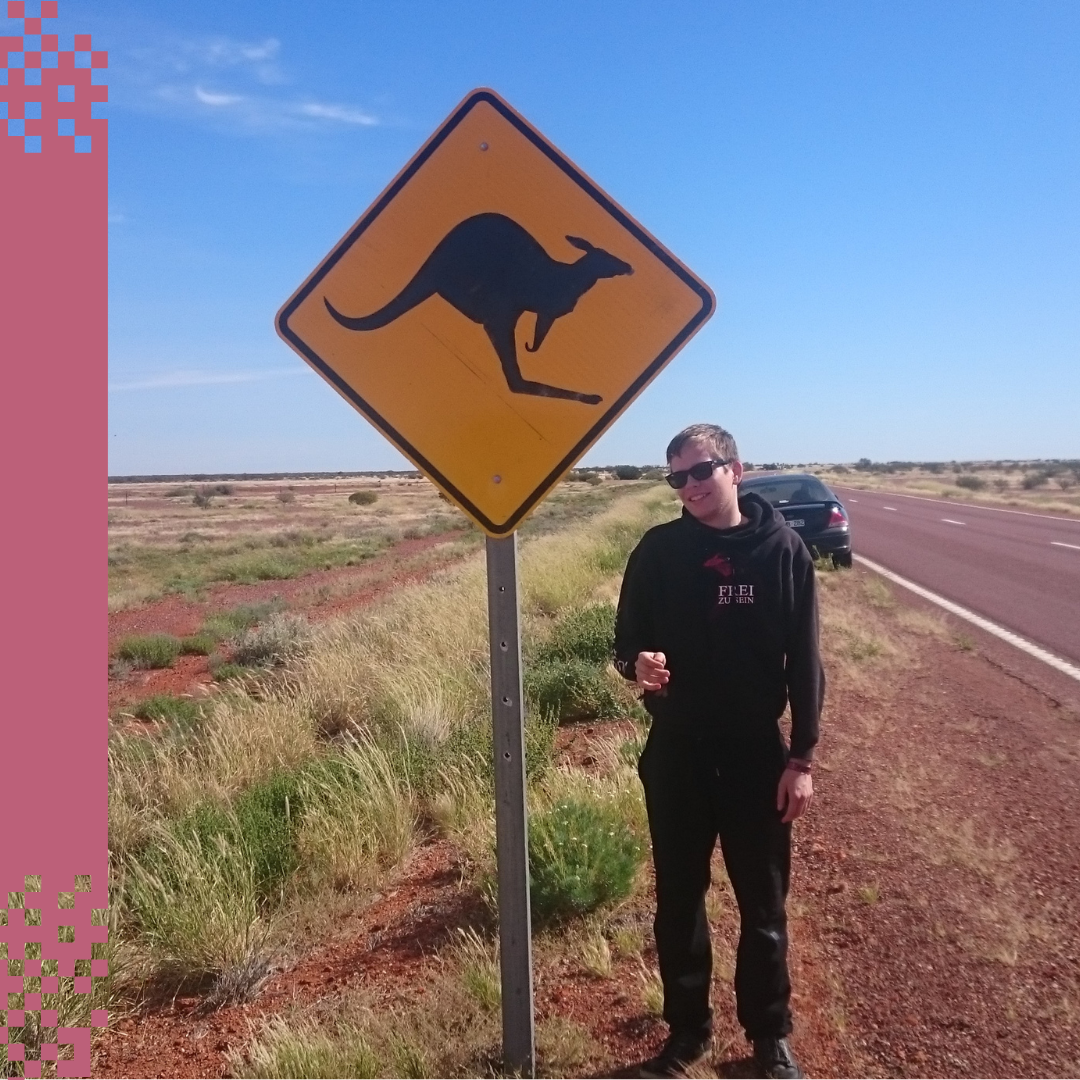 Ein Bild, das Lukas bei seinem Freiwilligendienst zeigt.