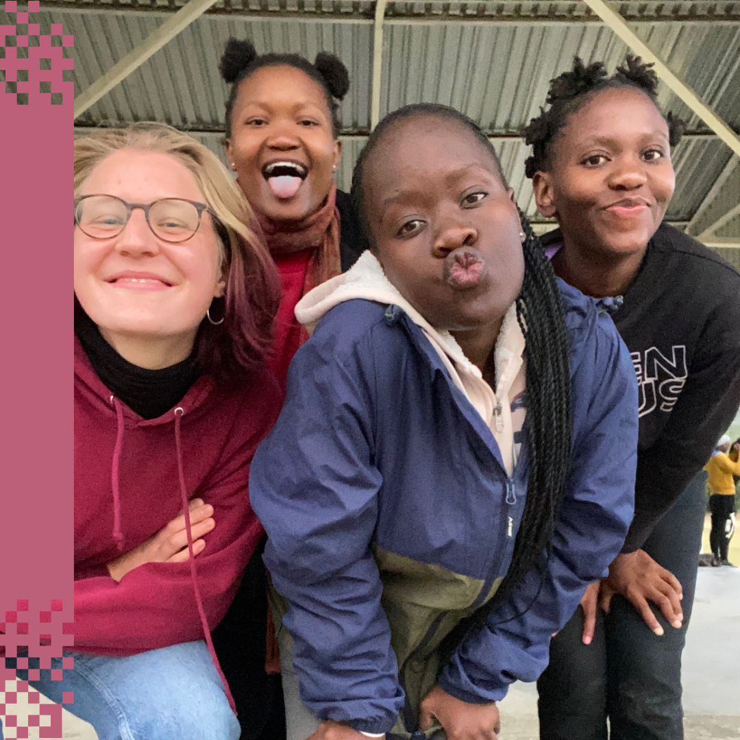 Das Bild zeigt Mariann In ihrem Freiwilligendienst. Rechts im Bild sind drei PoCs, alle vier schneiden Grimassen für die Kamera